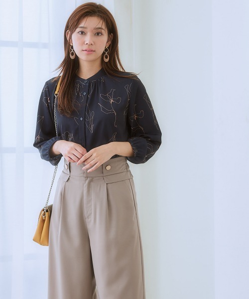 7days Life Styling(セブンデイズライフスタイリング)の「【UVカット/速乾】ストレッチパウダーサテン線画フラワー柄バンドカラー長袖ブラウス(シャツ/ブラウス・レディース・オフホワイト/ネイビー・6L/5L/4L/3L/LL/L/M/S)」の10枚目の写真