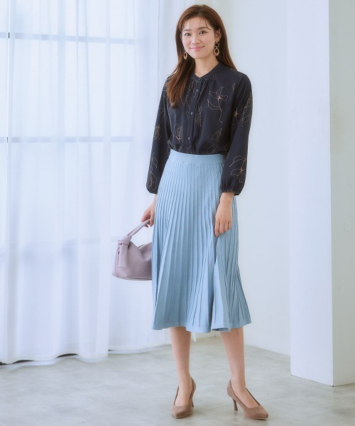 7days Life Styling(セブンデイズライフスタイリング)の「【UVカット/速乾】ストレッチパウダーサテン線画フラワー柄バンドカラー長袖ブラウス(シャツ/ブラウス・レディース・オフホワイト/ネイビー・6L/5L/4L/3L/LL/L/M/S)」の11枚目の写真