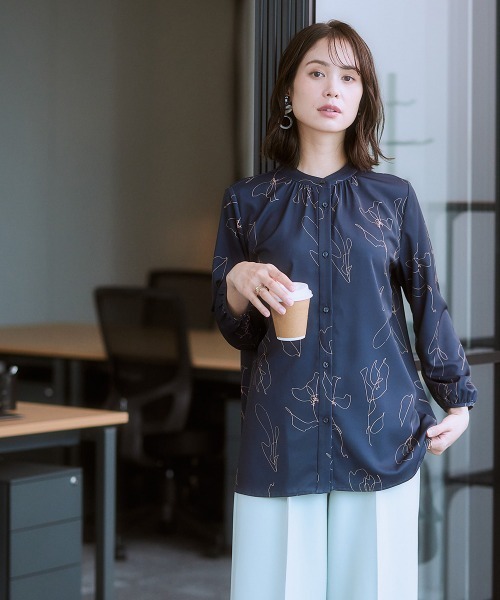7days Life Styling(セブンデイズライフスタイリング)の「【UVカット/速乾】ストレッチパウダーサテン線画フラワー柄バンドカラー長袖ブラウス(シャツ/ブラウス・レディース・オフホワイト/ネイビー・6L/5L/4L/3L/LL/L/M/S)」の12枚目の写真