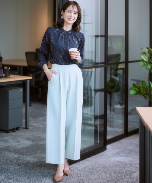 7days Life Styling(セブンデイズライフスタイリング)の「【UVカット/速乾】ストレッチパウダーサテン線画フラワー柄バンドカラー長袖ブラウス(シャツ/ブラウス・レディース・オフホワイト/ネイビー・6L/5L/4L/3L/LL/L/M/S)」の13枚目の写真