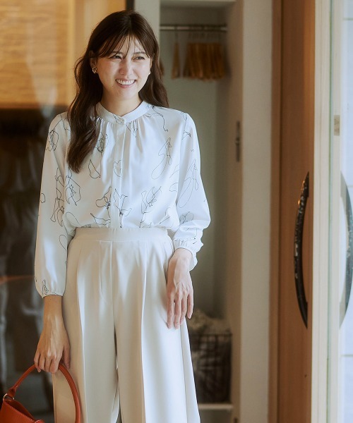 7days Life Styling(セブンデイズライフスタイリング)の「【UVカット/速乾】ストレッチパウダーサテン線画フラワー柄バンドカラー長袖ブラウス(シャツ/ブラウス・レディース・オフホワイト/ネイビー・6L/5L/4L/3L/LL/L/M/S)」の3枚目の写真