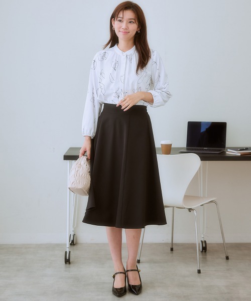 7days Life Styling(セブンデイズライフスタイリング)の「【UVカット/速乾】ストレッチパウダーサテン線画フラワー柄バンドカラー長袖ブラウス(シャツ/ブラウス・レディース・オフホワイト/ネイビー・6L/5L/4L/3L/LL/L/M/S)」の5枚目の写真