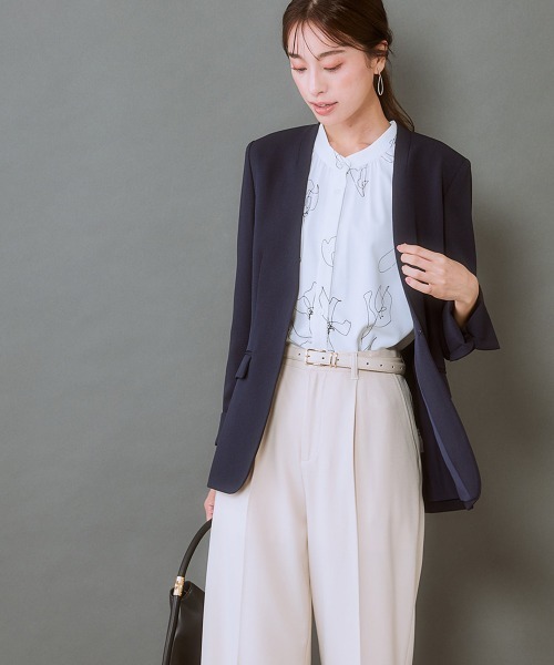 7days Life Styling(セブンデイズライフスタイリング)の「【UVカット/速乾】ストレッチパウダーサテン線画フラワー柄バンドカラー長袖ブラウス(シャツ/ブラウス・レディース・オフホワイト/ネイビー・6L/5L/4L/3L/LL/L/M/S)」の6枚目の写真