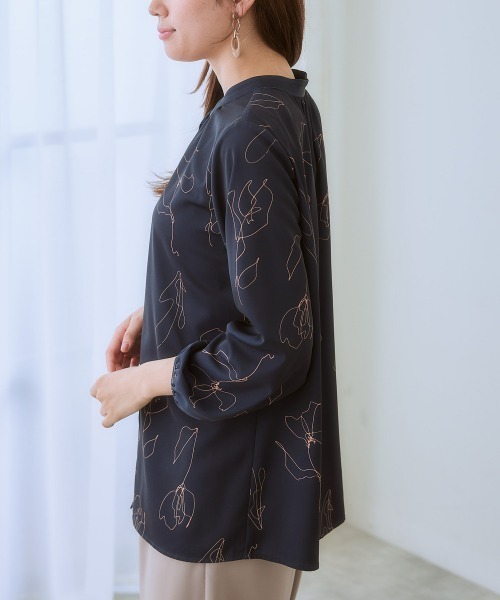 7days Life Styling(セブンデイズライフスタイリング)の「【UVカット/速乾】ストレッチパウダーサテン線画フラワー柄バンドカラー長袖ブラウス(シャツ/ブラウス・レディース・オフホワイト/ネイビー・6L/5L/4L/3L/LL/L/M/S)」の8枚目の写真