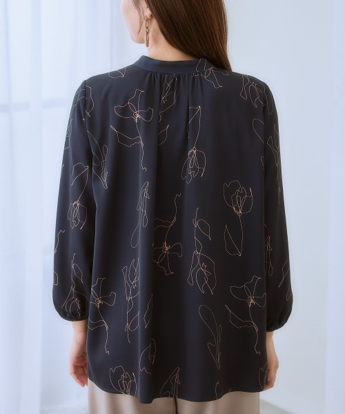 7days Life Styling(セブンデイズライフスタイリング)の「【UVカット/速乾】ストレッチパウダーサテン線画フラワー柄バンドカラー長袖ブラウス(シャツ/ブラウス・レディース・オフホワイト/ネイビー・6L/5L/4L/3L/LL/L/M/S)」の9枚目の写真