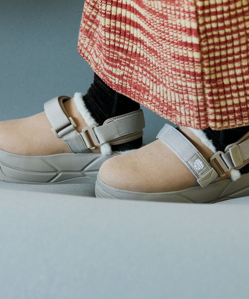 SHAKA（シャカ）の「SHAKA 厚底 クロッグ サンダル SNUG CLOG MOUTON CHUNKY（サンダル・レディース・ブラック/タン・23/24/25/22）」の2枚目の写真