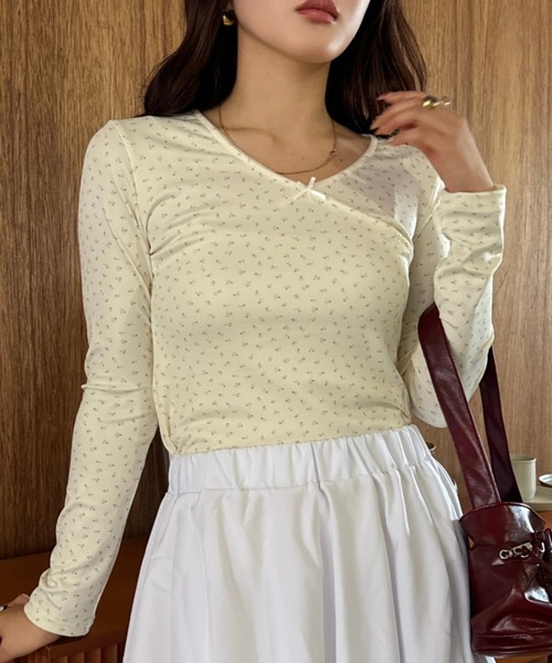 efill（エフィル）の「リボン付き 小花柄 ソフト 長袖 Tシャツ（Tシャツ/カットソー・レディース・アイボリー・FREE）」の21枚目の写真