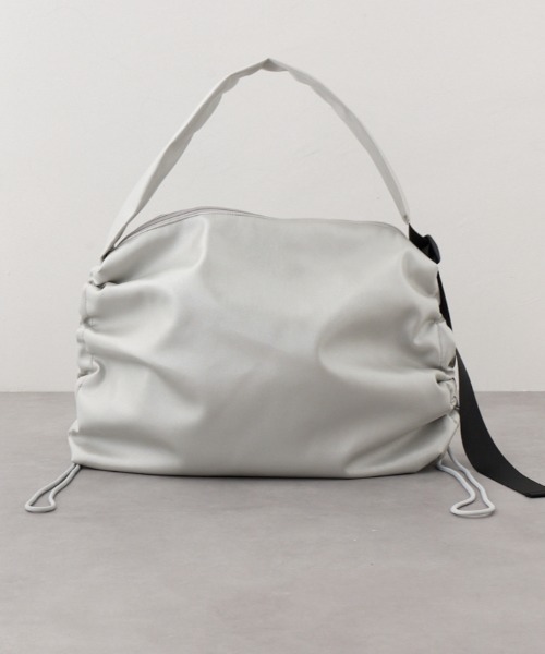 AZUL by moussy(アズールバイマウジー)の「サイドギャザーパデットバッグ(ショルダーバッグ・レディース・シルバー/ブラック/ブラック系その他2・FREE)」の1枚目の写真