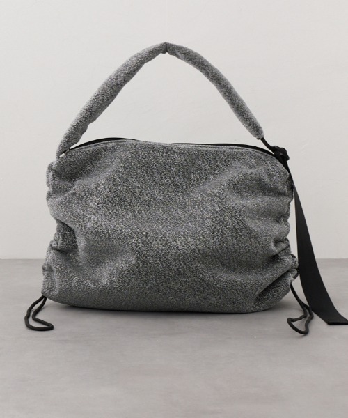 AZUL by moussy(アズールバイマウジー)の「サイドギャザーパデットバッグ(ショルダーバッグ・レディース・シルバー/ブラック/ブラック系その他2・FREE)」の3枚目の写真