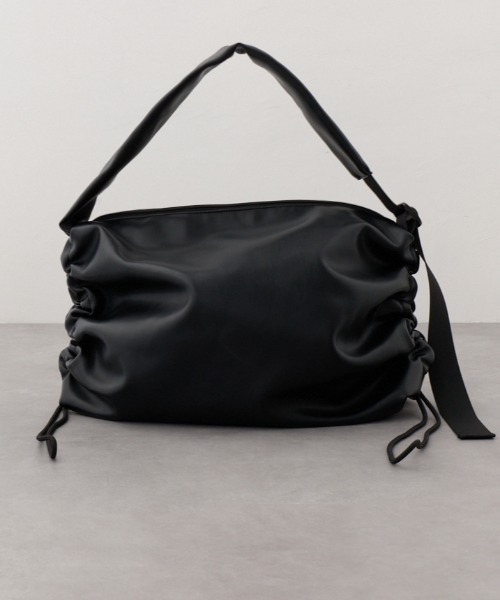 AZUL by moussy(アズールバイマウジー)の「サイドギャザーパデットバッグ(ショルダーバッグ・レディース・シルバー/ブラック/ブラック系その他2・FREE)」の2枚目の写真