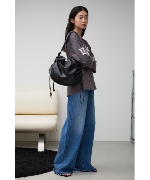 AZUL by moussy(アズールバイマウジー)の「サイドギャザーパデットバッグ(ショルダーバッグ・レディース・シルバー/ブラック/ブラック系その他2・FREE)」の4枚目の写真