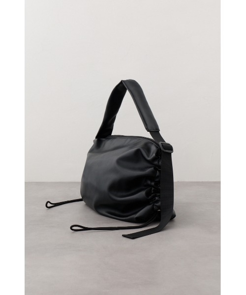AZUL by moussy(アズールバイマウジー)の「サイドギャザーパデットバッグ(ショルダーバッグ・レディース・シルバー/ブラック/ブラック系その他2・FREE)」の6枚目の写真