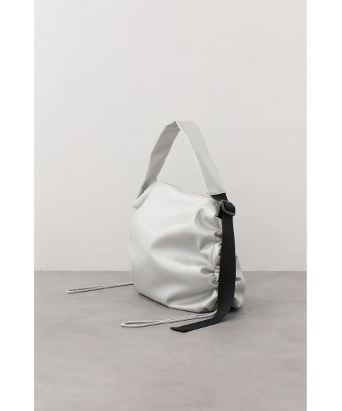 AZUL by moussy(アズールバイマウジー)の「サイドギャザーパデットバッグ(ショルダーバッグ・レディース・シルバー/ブラック/ブラック系その他2・FREE)」の22枚目の写真