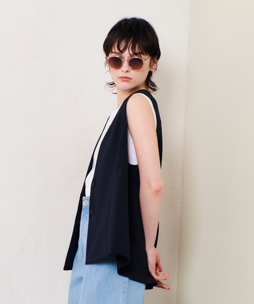 allureville(アルアバイル)の「ダブルクロスドレープジレ(ベスト・レディース・ベージュ/ネイビー・2)」の13枚目の写真