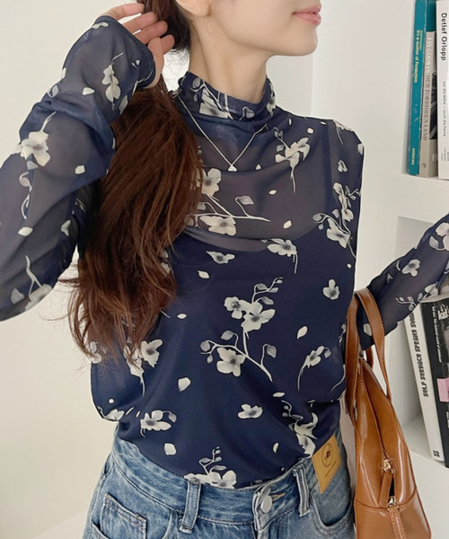 Eclat one(エクラワン)の「【Eclat one】水彩フラワー シアー ハイネック インナー(Tシャツ/カットソー・レディース・アイボリー/ネイビー/ブラック・FREE)」の3枚目の写真