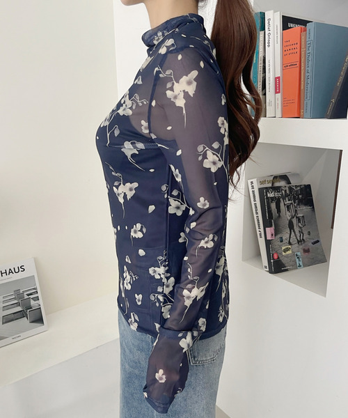 Eclat one(エクラワン)の「【Eclat one】水彩フラワー シアー ハイネック インナー(Tシャツ/カットソー・レディース・アイボリー/ネイビー/ブラック・FREE)」の7枚目の写真