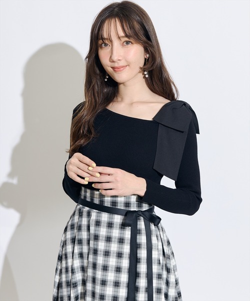 SWINGLE(スウィングル)の「【展示会1位】ワンショルリボンアシメネックニットプルオーバー(ニット/セーター・レディース・ブラック/レッド/サックスブルー/アイボリー・FREE)」の2枚目の写真