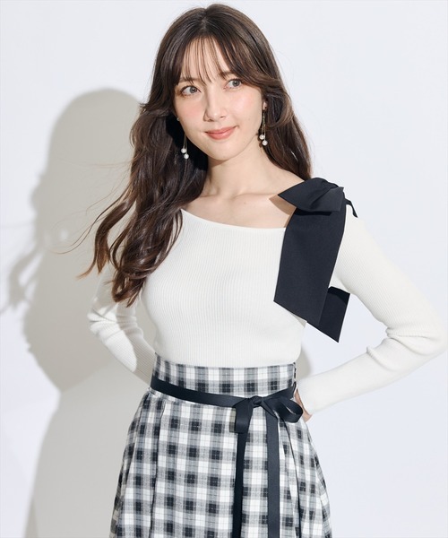 SWINGLE(スウィングル)の「【展示会1位】ワンショルリボンアシメネックニットプルオーバー(ニット/セーター・レディース・ブラック/レッド/サックスブルー/アイボリー・FREE)」の7枚目の写真