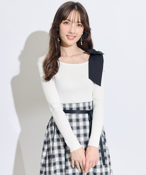 SWINGLE(スウィングル)の「【展示会1位】ワンショルリボンアシメネックニットプルオーバー(ニット/セーター・レディース・ブラック/レッド/サックスブルー/アイボリー・FREE)」の8枚目の写真