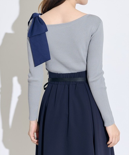 SWINGLE(スウィングル)の「【展示会1位】ワンショルリボンアシメネックニットプルオーバー(ニット/セーター・レディース・ブラック/レッド/サックスブルー/アイボリー・FREE)」の14枚目の写真