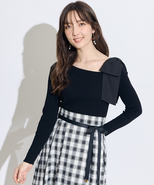 SWINGLE(スウィングル)の「【展示会1位】ワンショルリボンアシメネックニットプルオーバー(ニット/セーター・レディース・ブラック/レッド/サックスブルー/アイボリー・FREE)」の17枚目の写真