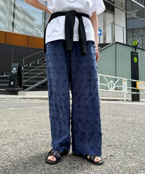 fredy emue(フレディエミュ)の「3D刺繍スカラップイージーパンツ(その他パンツ・レディース・ブラック/ネイビー/オフホワイト・38)」の4枚目の写真