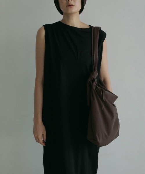 anuke（アンヌーク）の「anuke Sleeveless Tuck Onepiece 62510319（ワンピース・レディース・ブラック・36/38）」の2枚目の写真