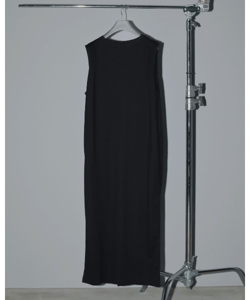 anuke（アンヌーク）の「anuke Sleeveless Tuck Onepiece 62510319（ワンピース・レディース・ブラック・36/38）」の4枚目の写真