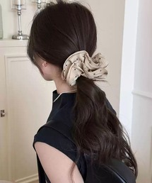 LA VORAGINE（ラ ヴォラジネ）の「ドットサテン 大きめヘアゴム（ヘアゴム・レディース）」