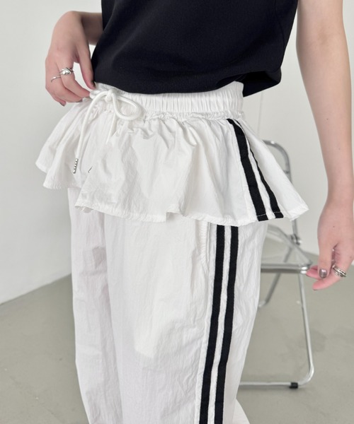 SOLLON.(ソルロン)の「ウエストフリルサイドラインナイロンパンツ(その他パンツ・レディース・ネイビー/ワインレッド/ホワイト/ブラック/チャコールグレー・FREE)」の2枚目の写真