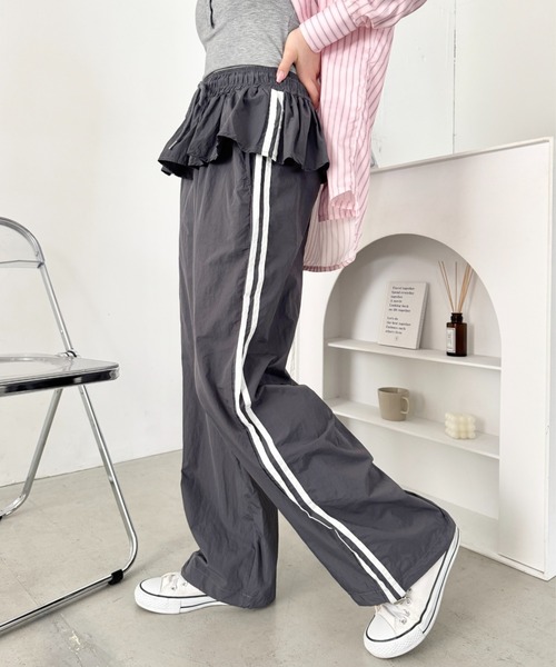 SOLLON.(ソルロン)の「ウエストフリルサイドラインナイロンパンツ(その他パンツ・レディース・ネイビー/ワインレッド/ホワイト/ブラック/チャコールグレー・FREE)」の4枚目の写真