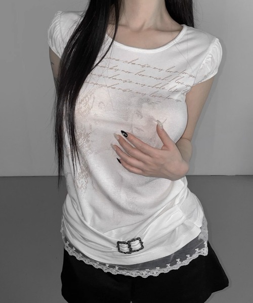 .KOM(ドットコム)の「A'GEM/9 × .kom 『.KOM/ドットケーオーエム』 グラフィックレースドッキングTシャツ(Tシャツ/カットソー・レディース・チャコールグレー/アイボリー・FREE)」の1枚目の写真