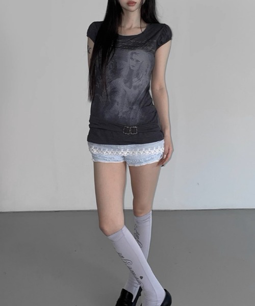.KOM(ドットコム)の「A'GEM/9 × .kom 『.KOM/ドットケーオーエム』 グラフィックレースドッキングTシャツ(Tシャツ/カットソー・レディース・チャコールグレー/アイボリー・FREE)」の6枚目の写真