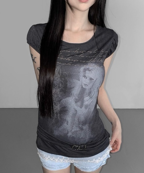 .KOM(ドットコム)の「A'GEM/9 × .kom 『.KOM/ドットケーオーエム』 グラフィックレースドッキングTシャツ(Tシャツ/カットソー・レディース・チャコールグレー/アイボリー・FREE)」の3枚目の写真