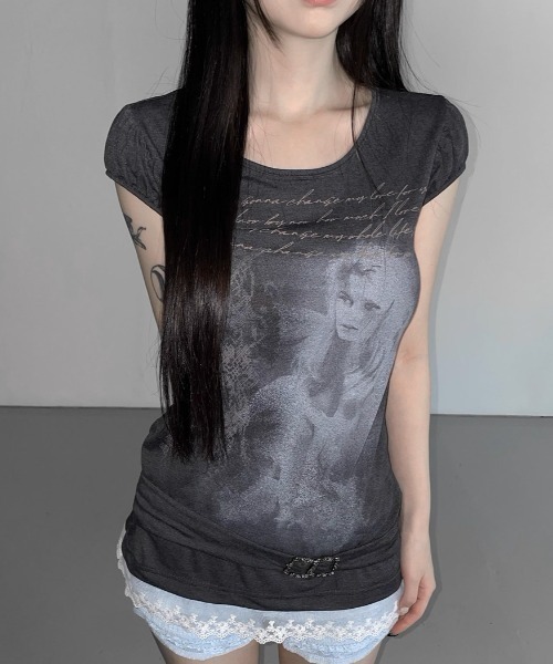 .KOM(ドットコム)の「A'GEM/9 × .kom 『.KOM/ドットケーオーエム』 グラフィックレースドッキングTシャツ(Tシャツ/カットソー・レディース・チャコールグレー/アイボリー・FREE)」の4枚目の写真