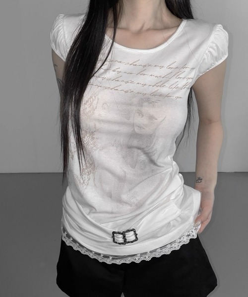 .KOM(ドットコム)の「A'GEM/9 × .kom 『.KOM/ドットケーオーエム』 グラフィックレースドッキングTシャツ(Tシャツ/カットソー・レディース・チャコールグレー/アイボリー・FREE)」の9枚目の写真
