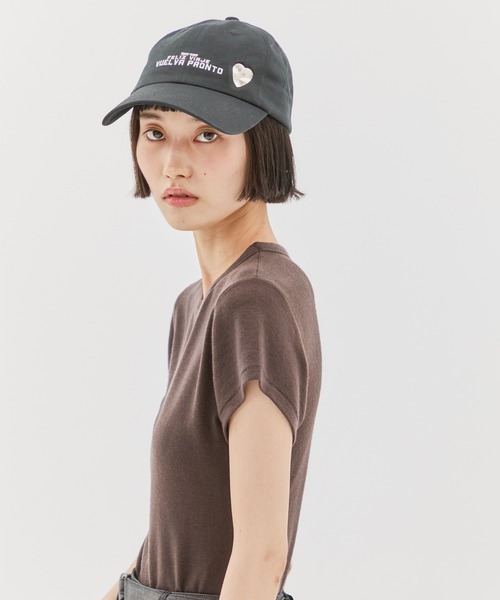 La Maison de Lyllis(メゾンドリリス)の「【LY/エルワイ】《STUDIOUS別注》Letrero cap & Vintage Pin Set/レトレロキャップ/ピンつき(キャップ・レディース・ブラウン/ベージュ/ブラック・FREE)」の1枚目の写真