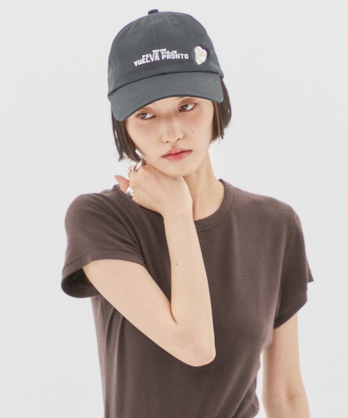 La Maison de Lyllis(メゾンドリリス)の「【LY/エルワイ】《STUDIOUS別注》Letrero cap & Vintage Pin Set/レトレロキャップ/ピンつき(キャップ・レディース・ブラウン/ベージュ/ブラック・FREE)」の6枚目の写真
