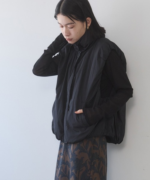 hunch（ハンチ）の「薄中綿 バルーンベスト（ダウンベスト・レディース・ダークブラウン/オフホワイト/ブラック・FREE）」の3枚目の写真