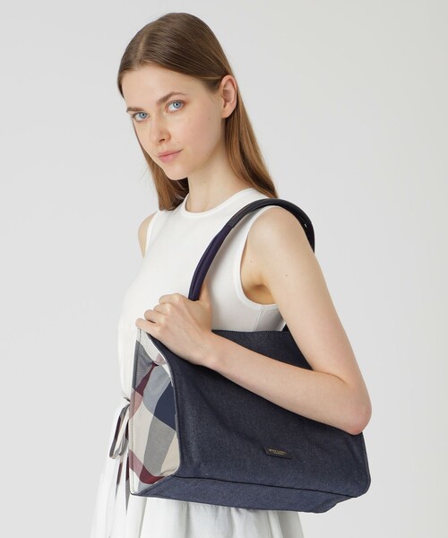 BLUE LABEL CRESTBRIDGE（ブルーレーベルクレストブリッジ）の「スクエアトート（トートバッグ・レディース・ブラック/ダークネイビー・FREE）」の7枚目の写真