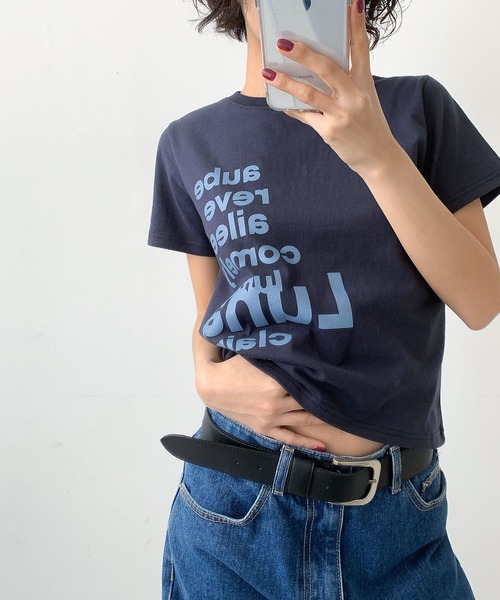UNE MANSION(ユヌマンション)の「バイカラーユニークアルファベットグラフィッククロップド半袖Tシャツ(Tシャツ/カットソー・レディース・ネイビー/ブラック・FREE)」の1枚目の写真