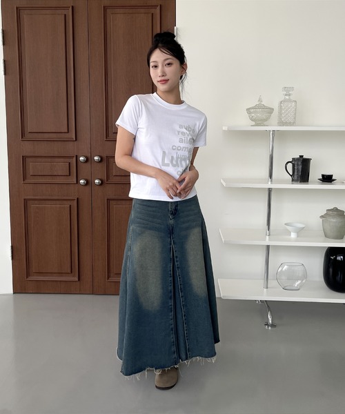 UNE MANSION(ユヌマンション)の「バイカラーユニークアルファベットグラフィッククロップド半袖Tシャツ(Tシャツ/カットソー・レディース・ネイビー/ブラック・FREE)」の3枚目の写真