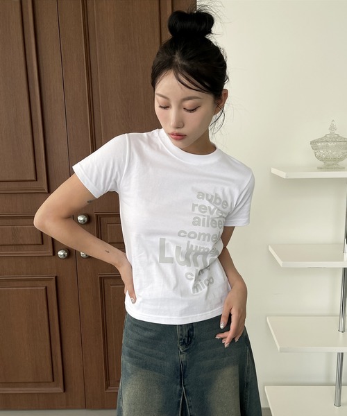 UNE MANSION(ユヌマンション)の「バイカラーユニークアルファベットグラフィッククロップド半袖Tシャツ(Tシャツ/カットソー・レディース・ネイビー/ブラック・FREE)」の4枚目の写真