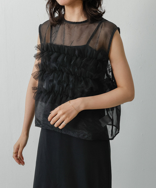 emesuelee(エメスーリー)の「チュール フリル オーガンジー ノースリーブ ベスト(その他トップス・レディース・ブラック/オリーブ/グレイッシュベージュ・M)」の4枚目の写真
