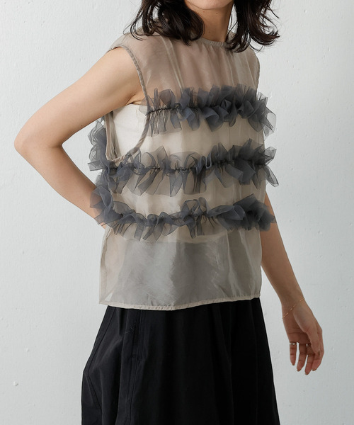 emesuelee(エメスーリー)の「チュール フリル オーガンジー ノースリーブ ベスト(その他トップス・レディース・ブラック/オリーブ/グレイッシュベージュ・M)」の9枚目の写真