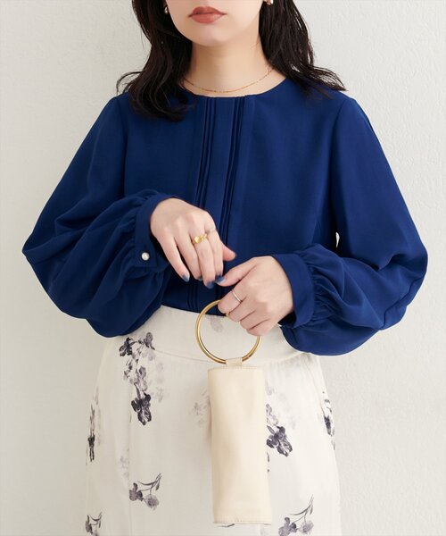 natural couture(ナチュラルクチュール)の「ゴールドバー付き袖くしゅ2WAYブラウス(シャツ/ブラウス・レディース・ネイビー/オフホワイト/サックスブルー/ブラウン/ピンクベージュ/グレイッシュベージュ・FREE)」の1枚目の写真