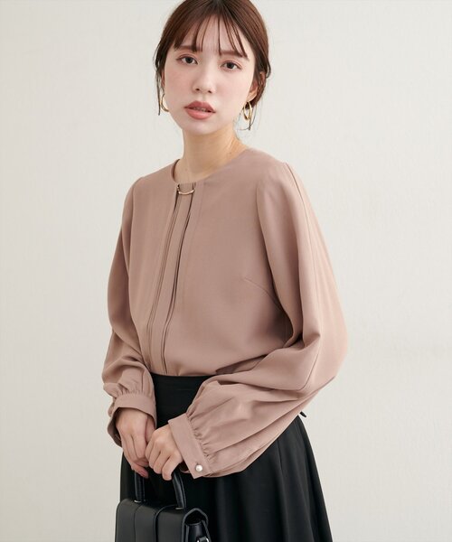 natural couture(ナチュラルクチュール)の「ゴールドバー付き袖くしゅ2WAYブラウス(シャツ/ブラウス・レディース・ネイビー/オフホワイト/サックスブルー/ブラウン/ピンクベージュ/グレイッシュベージュ・FREE)」の6枚目の写真