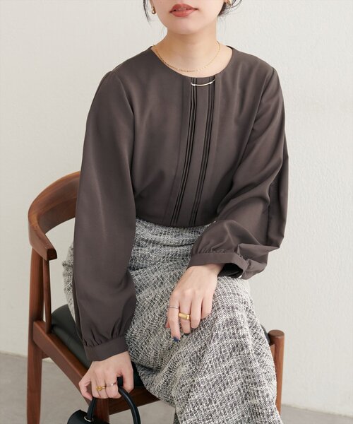 natural couture(ナチュラルクチュール)の「ゴールドバー付き袖くしゅ2WAYブラウス(シャツ/ブラウス・レディース・ネイビー/オフホワイト/サックスブルー/ブラウン/ピンクベージュ/グレイッシュベージュ・FREE)」の4枚目の写真