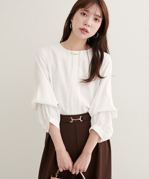 natural couture(ナチュラルクチュール)の「ゴールドバー付き袖くしゅ2WAYブラウス(シャツ/ブラウス・レディース・ネイビー/オフホワイト/サックスブルー/ブラウン/ピンクベージュ/グレイッシュベージュ・FREE)」の3枚目の写真