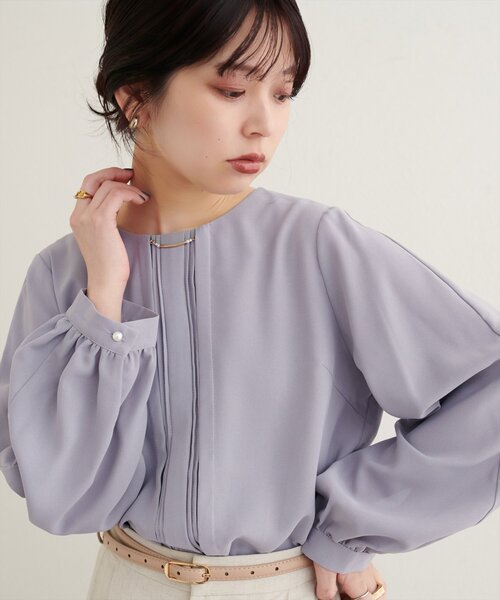 natural couture(ナチュラルクチュール)の「ゴールドバー付き袖くしゅ2WAYブラウス(シャツ/ブラウス・レディース・ネイビー/オフホワイト/サックスブルー/ブラウン/ピンクベージュ/グレイッシュベージュ・FREE)」の2枚目の写真